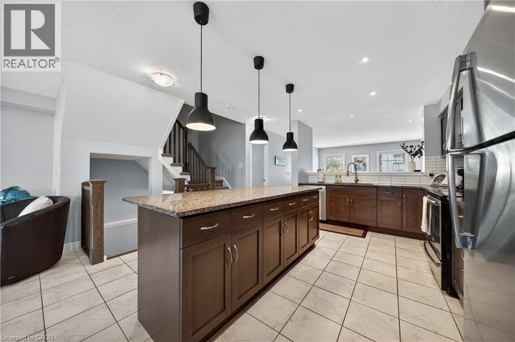 635 Saginaw Parkway Unit# 35, Cambridge, ON - Indoor Photo Showing Kitchen With Upgraded Kitchen