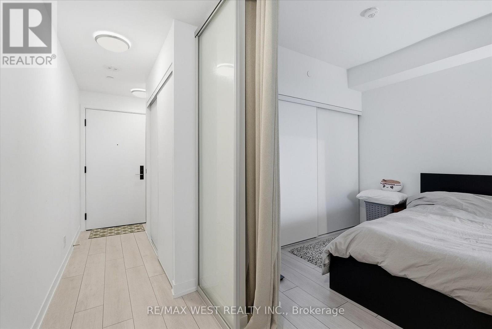 819 - 270 Dufferin Street, Toronto, ON - Indoor Photo Showing Bedroom