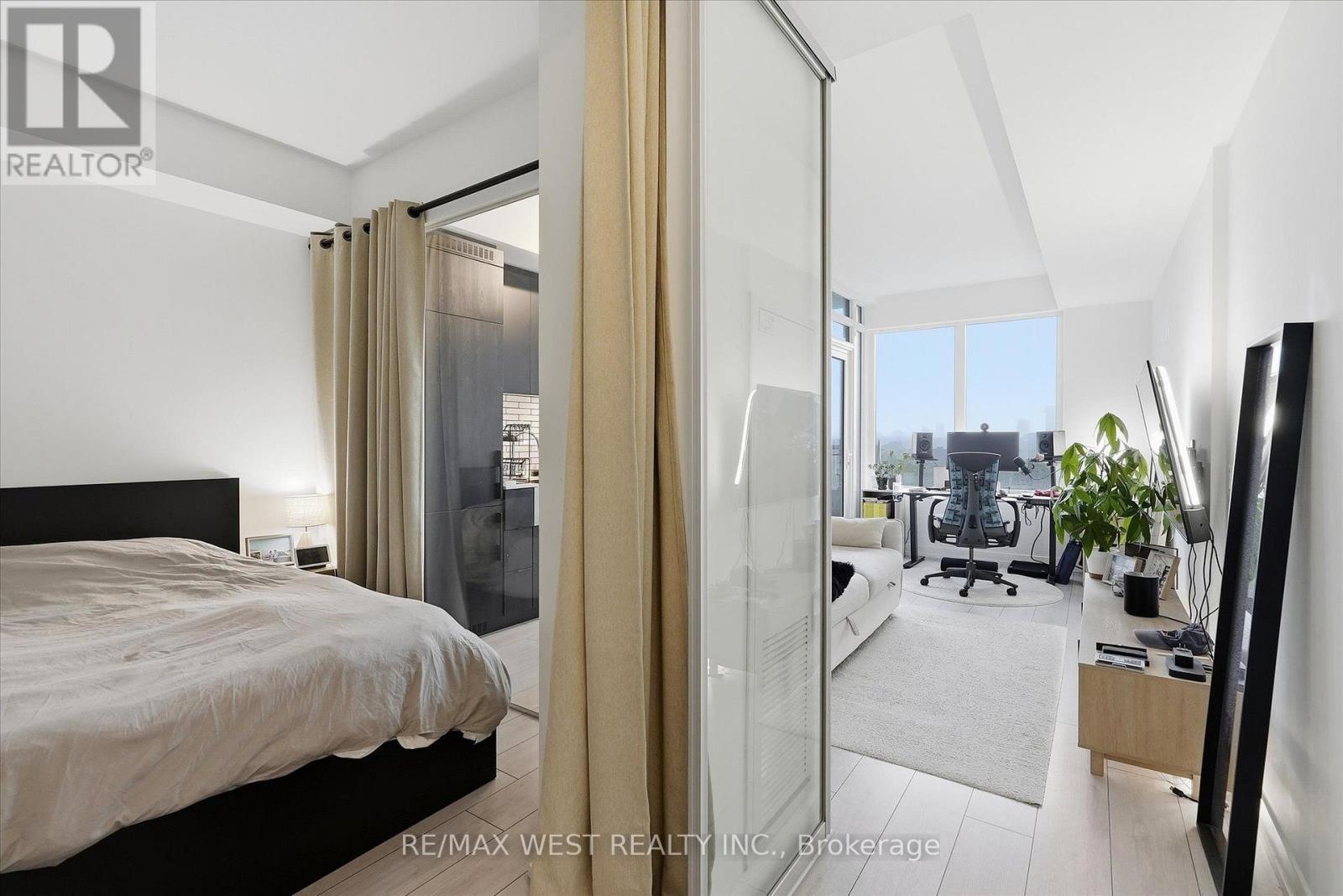 819 - 270 Dufferin Street, Toronto, ON - Indoor Photo Showing Bedroom