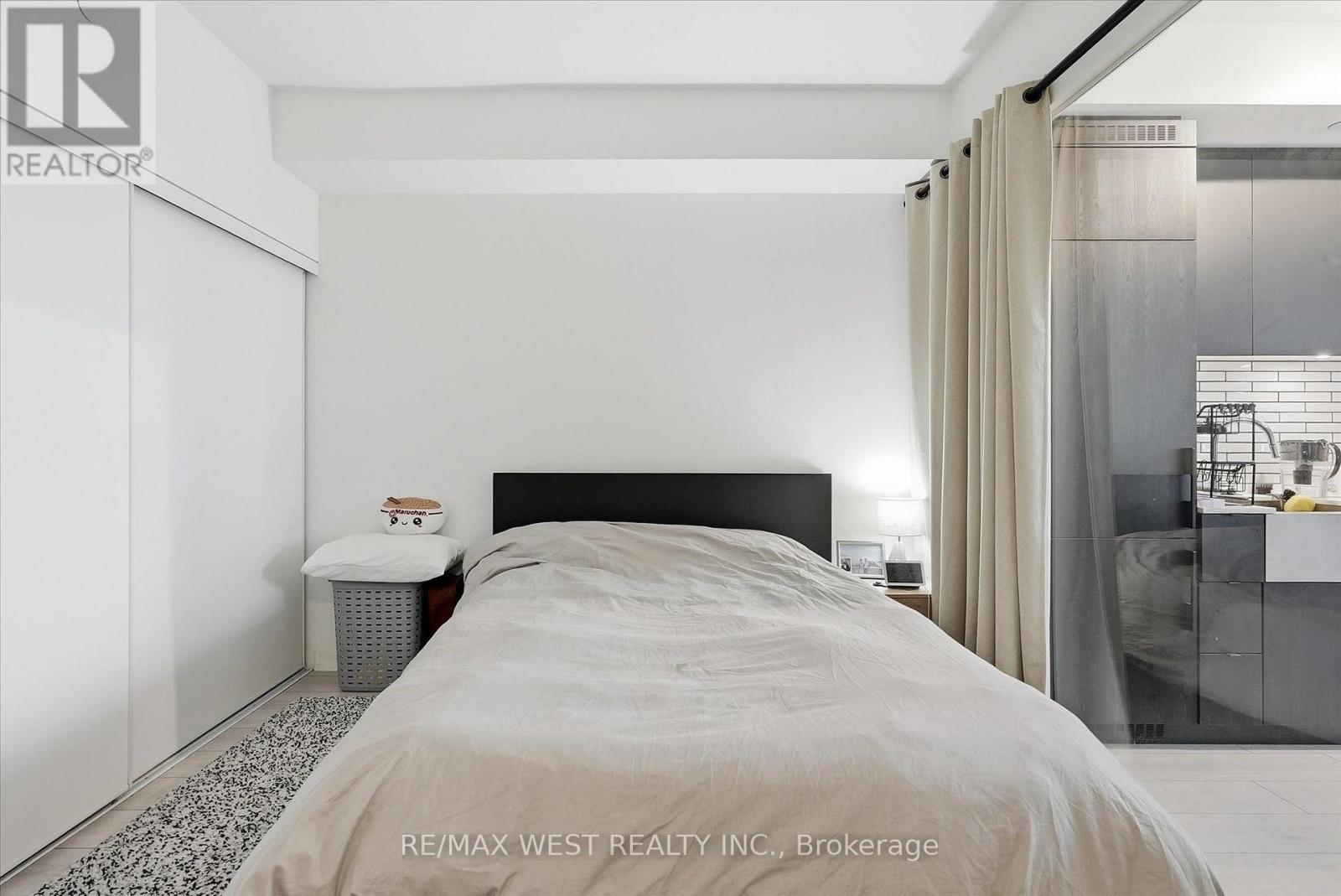 819 - 270 Dufferin Street, Toronto, ON - Indoor Photo Showing Bedroom