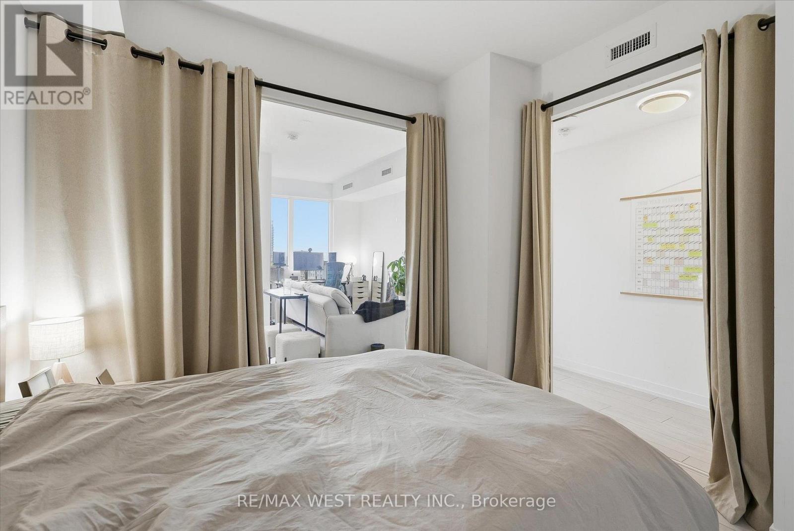 819 - 270 Dufferin Street, Toronto, ON - Indoor Photo Showing Bedroom
