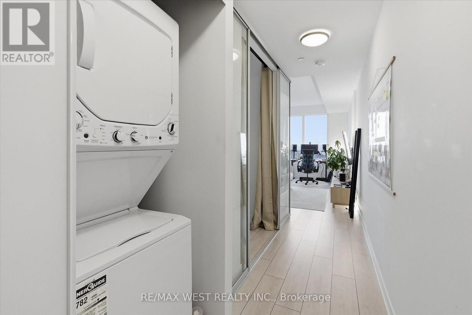 819 - 270 Dufferin Street, Toronto, ON - Indoor Photo Showing Laundry Room