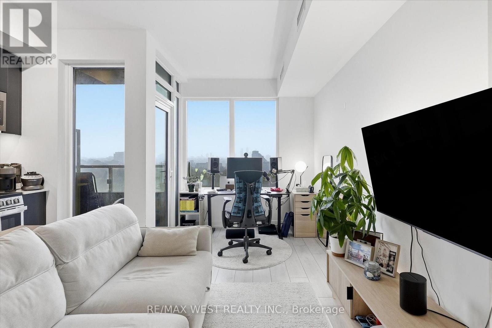819 - 270 Dufferin Street, Toronto, ON - Indoor Photo Showing Living Room