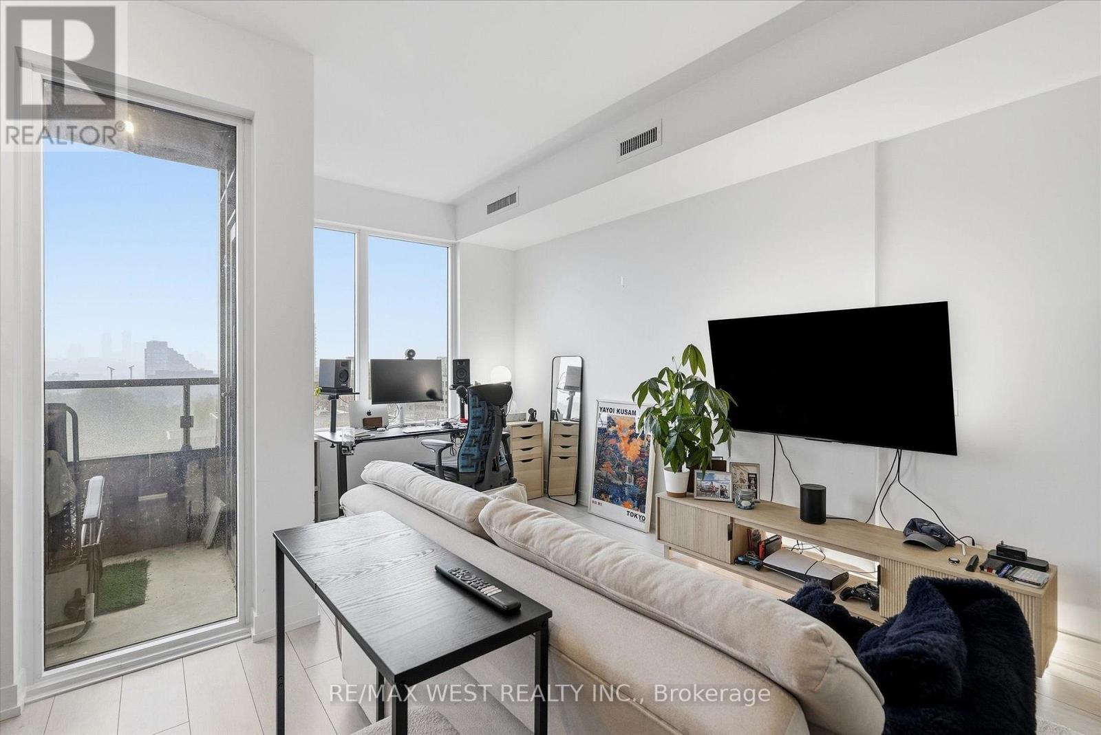 819 - 270 Dufferin Street, Toronto, ON - Indoor Photo Showing Other Room