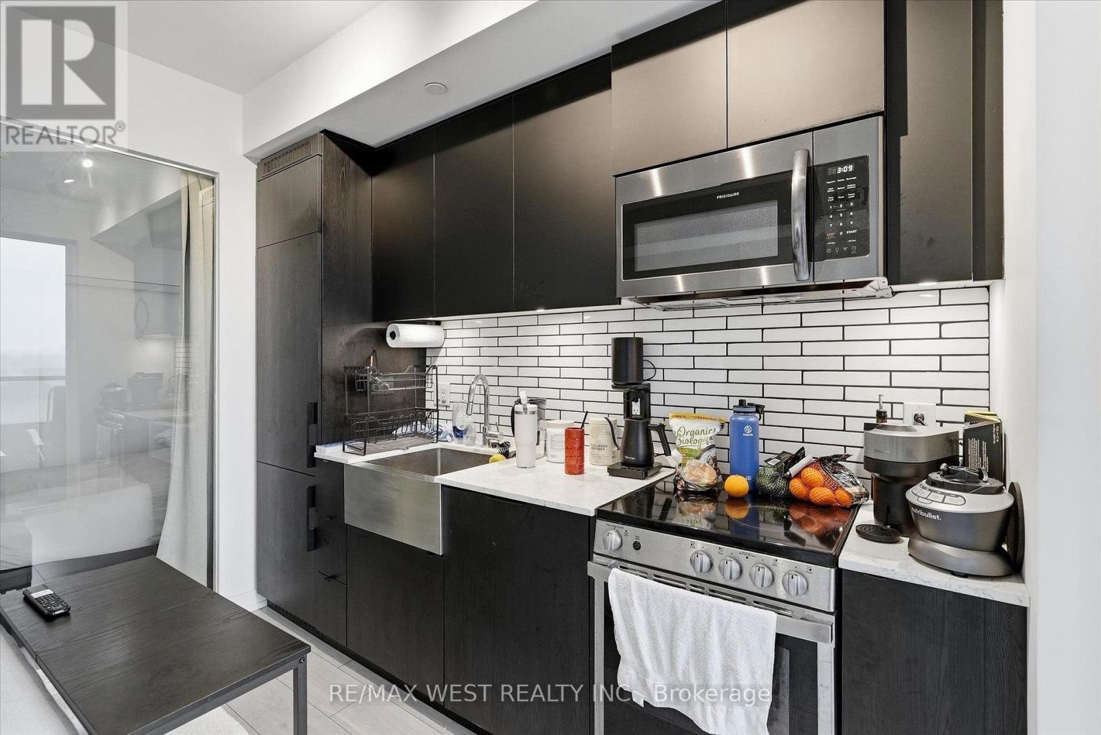 819 - 270 Dufferin Street, Toronto, ON - Indoor Photo Showing Kitchen With Upgraded Kitchen