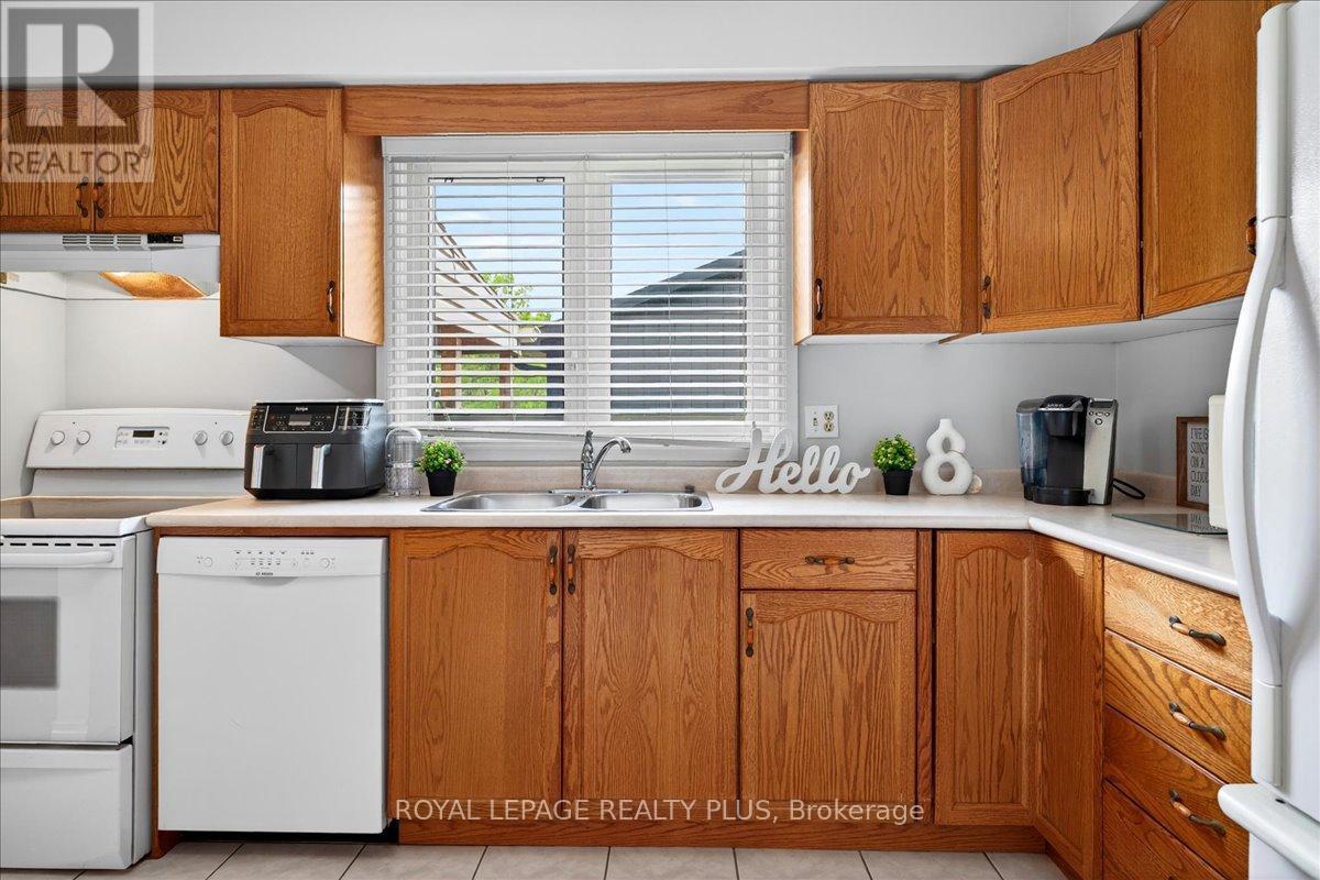 4452 Delaney Drive, Burlington, ON - Indoor Photo Showing Kitchen With Double Sink