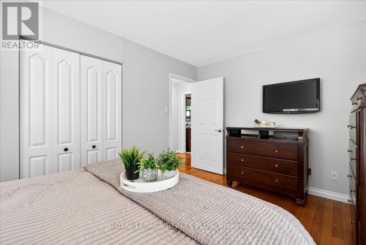 4452 Delaney Drive, Burlington, ON - Indoor Photo Showing Bedroom