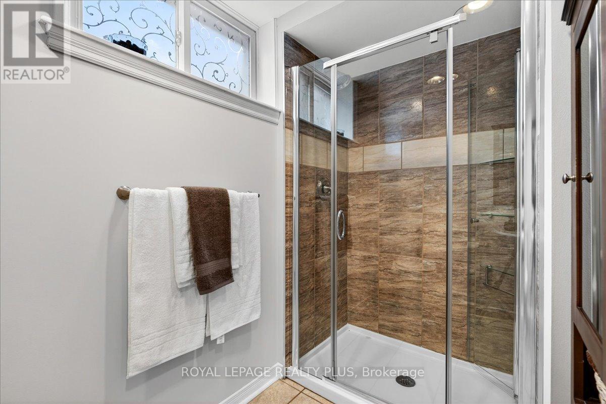 4452 Delaney Drive, Burlington, ON - Indoor Photo Showing Bathroom