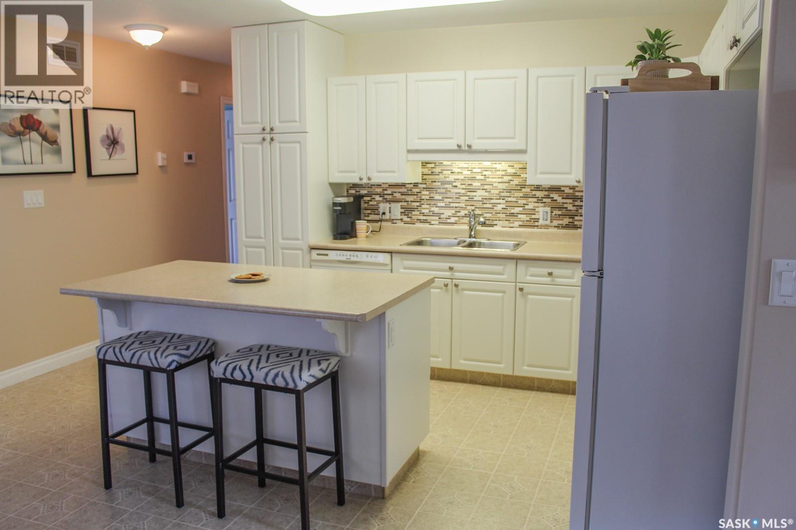 804 Alberta Street, Melfort, SK - Indoor Photo Showing Kitchen With Double Sink