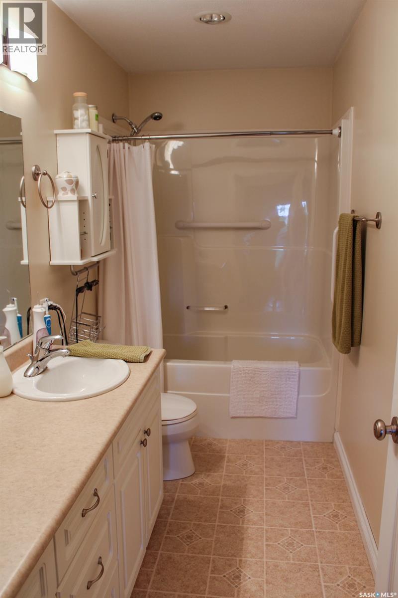 804 Alberta Street, Melfort, SK - Indoor Photo Showing Bathroom