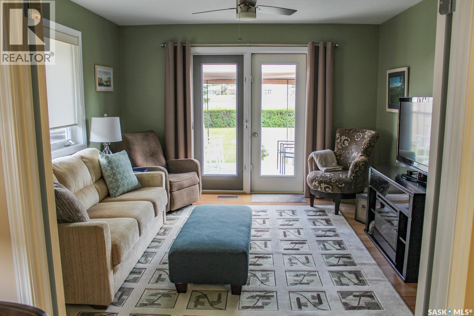 804 Alberta Street, Melfort, SK - Indoor Photo Showing Living Room