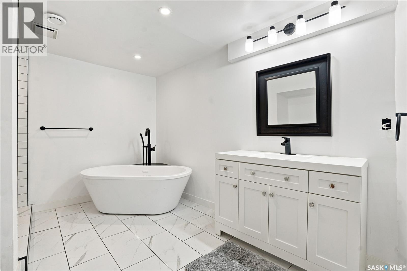 3445 11Th Street W, Saskatoon, SK - Indoor Photo Showing Bathroom