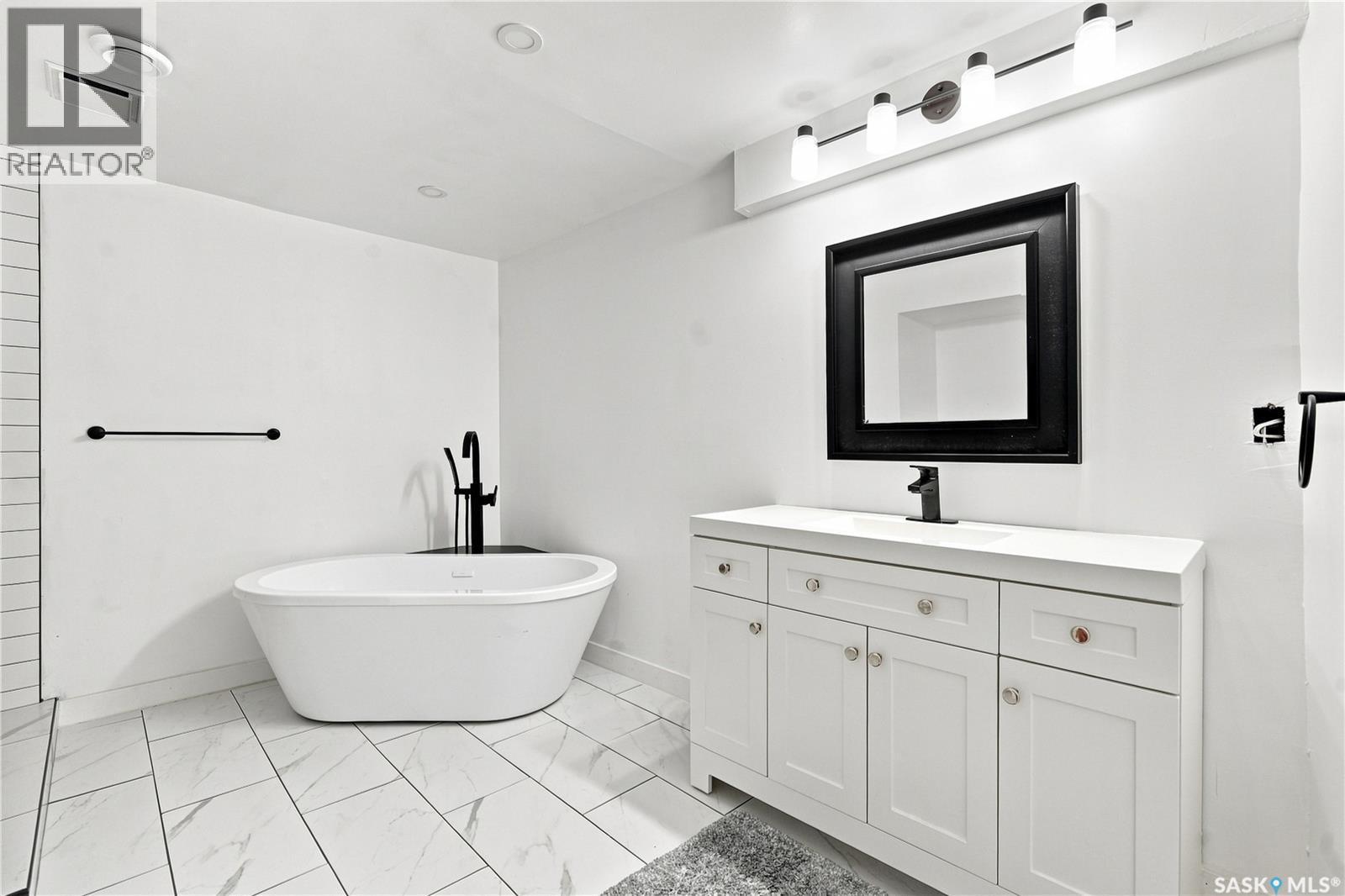 3445 11Th Street W, Saskatoon, SK - Indoor Photo Showing Bathroom