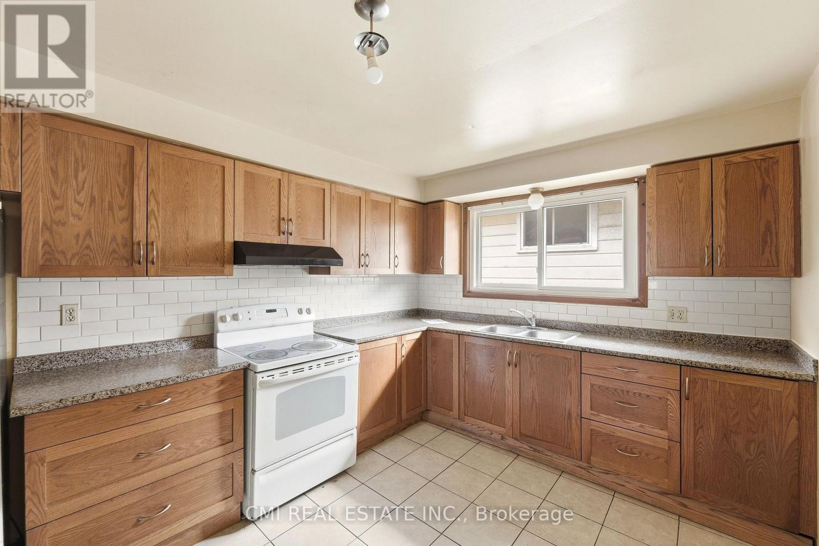 185 Lavina Crescent, Hamilton, ON - Indoor Photo Showing Kitchen
