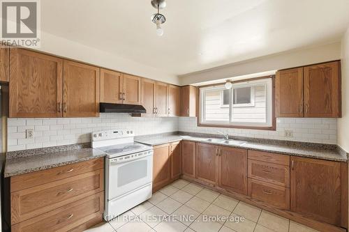 185 Lavina Crescent, Hamilton, ON - Indoor Photo Showing Kitchen