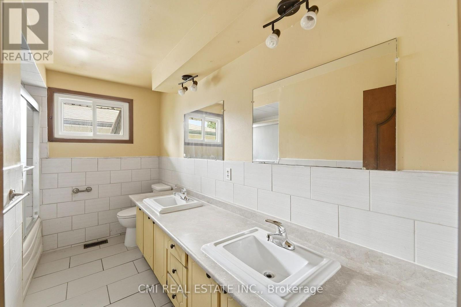 185 Lavina Crescent, Hamilton, ON - Indoor Photo Showing Bathroom