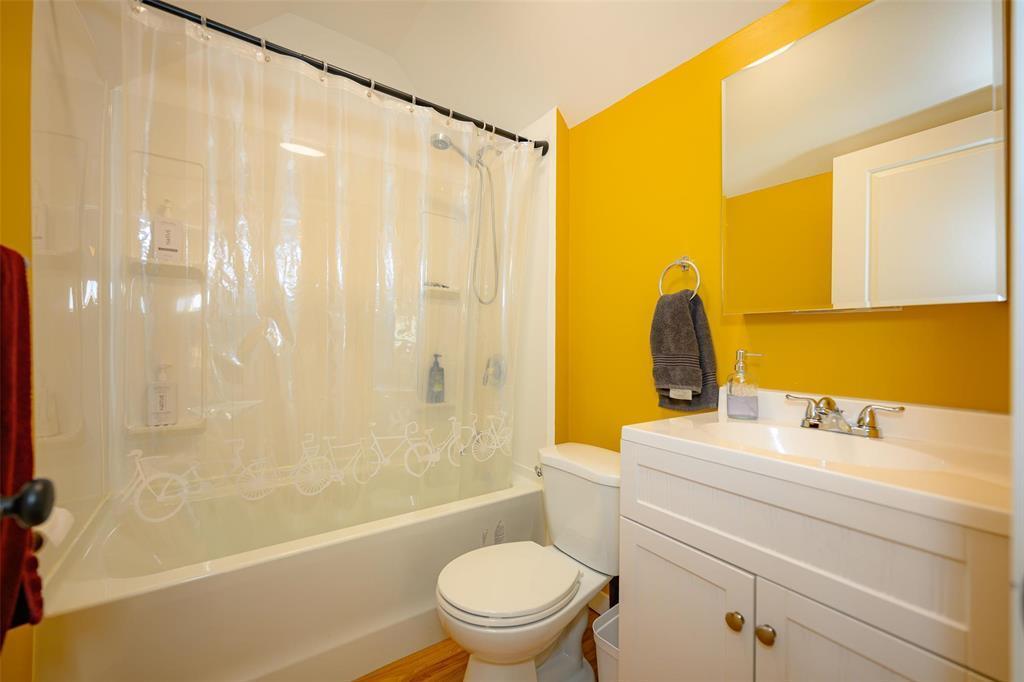 405 Queen Street, Winnipeg, MB - Indoor Photo Showing Bathroom