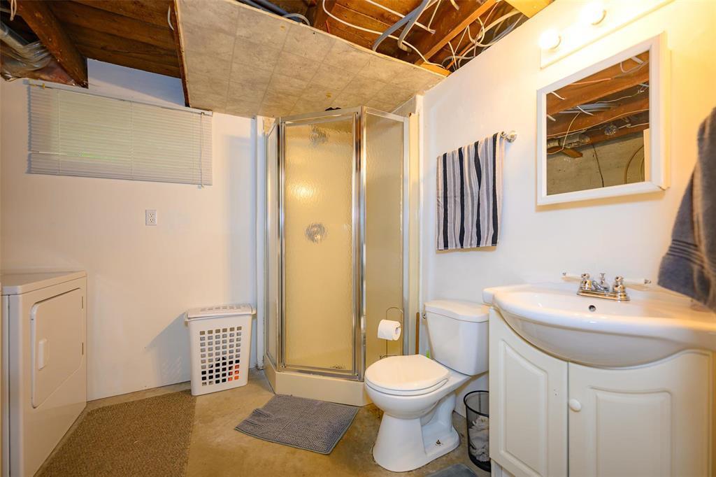 405 Queen Street, Winnipeg, MB - Indoor Photo Showing Bathroom