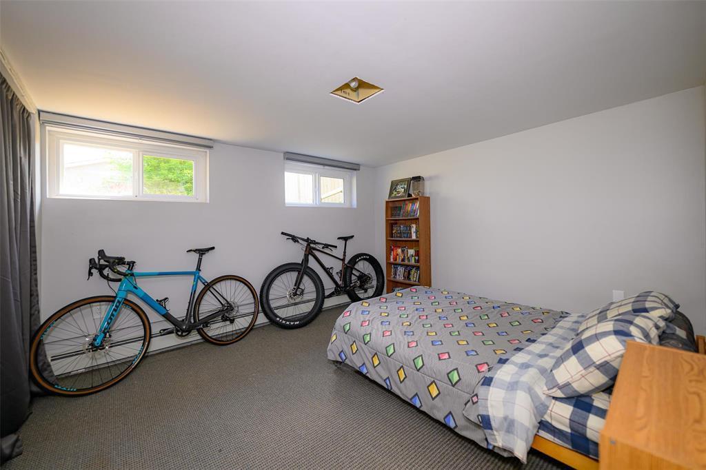 405 Queen Street, Winnipeg, MB - Indoor Photo Showing Bedroom