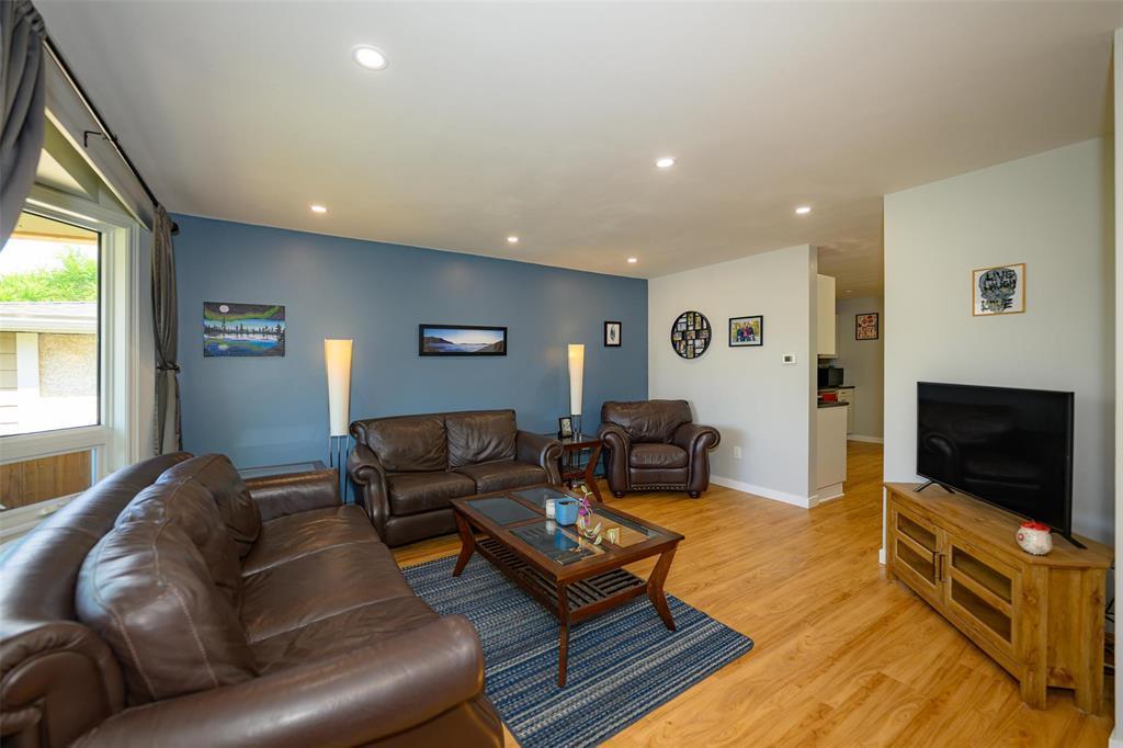 405 Queen Street, Winnipeg, MB - Indoor Photo Showing Living Room