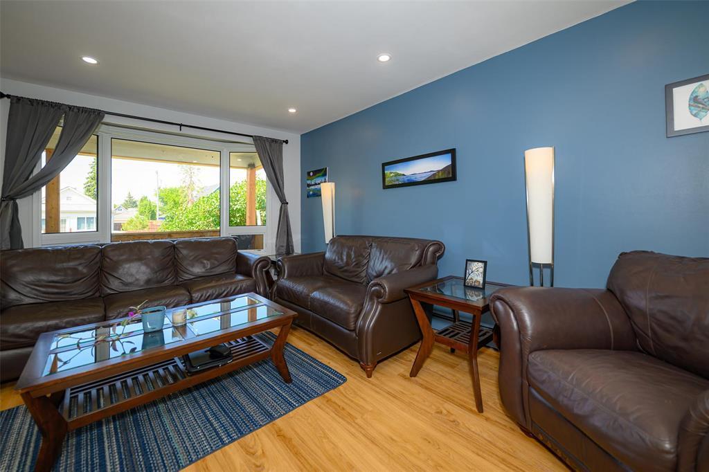 405 Queen Street, Winnipeg, MB - Indoor Photo Showing Living Room