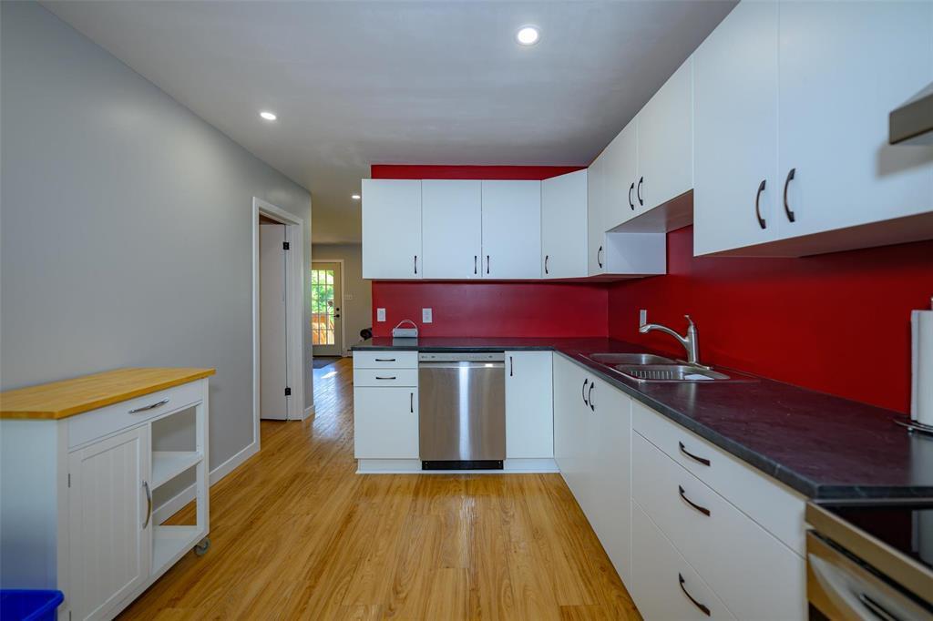 405 Queen Street, Winnipeg, MB - Indoor Photo Showing Kitchen With Double Sink