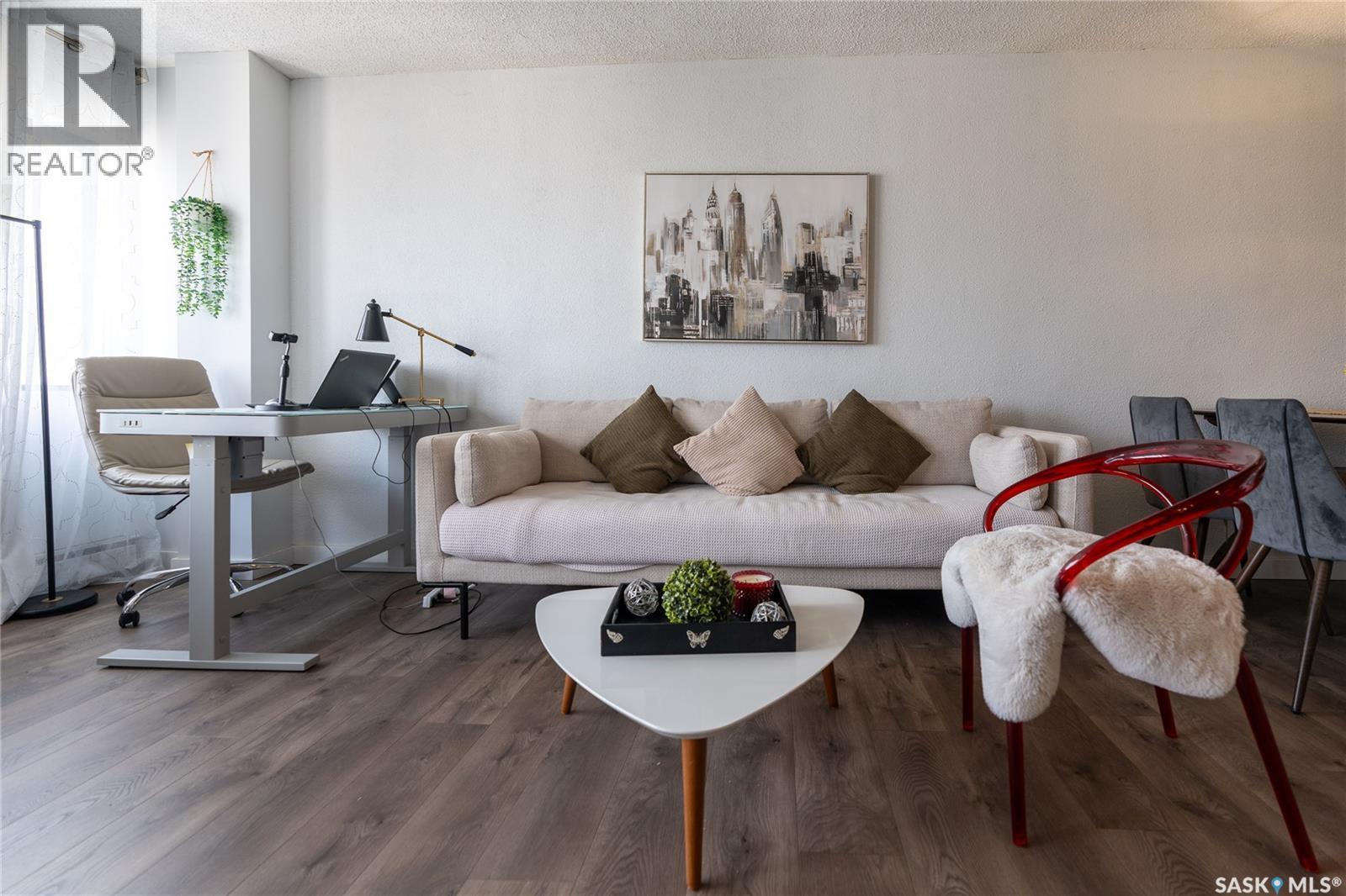 2402 311 6Th Avenue, Saskatoon, SK - Indoor Photo Showing Living Room
