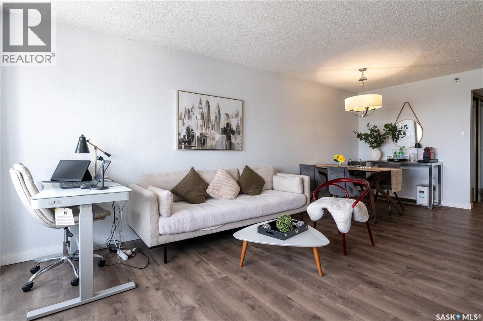 2402 311 6Th Avenue, Saskatoon, SK - Indoor Photo Showing Living Room