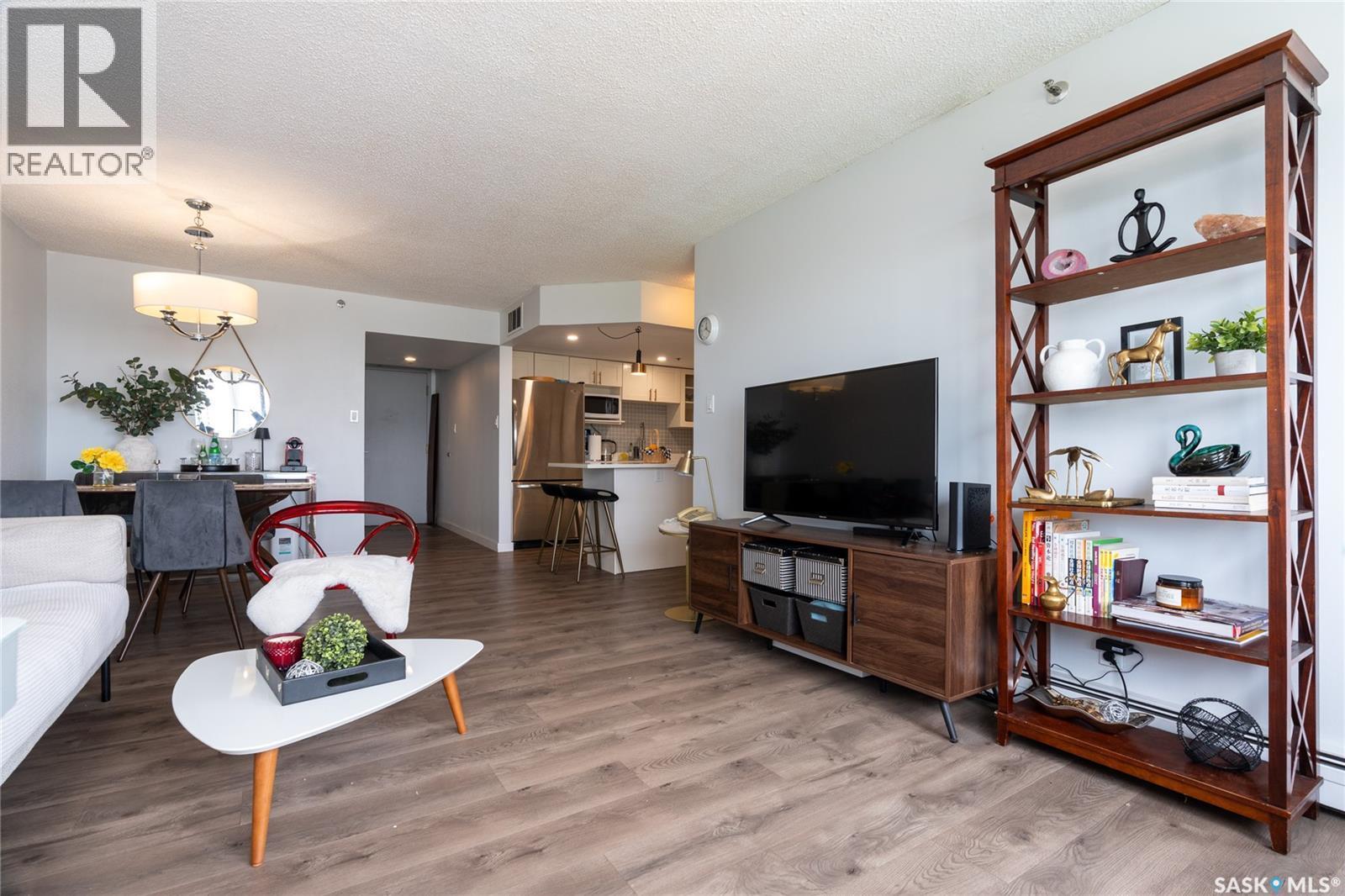2402 311 6Th Avenue, Saskatoon, SK - Indoor Photo Showing Living Room