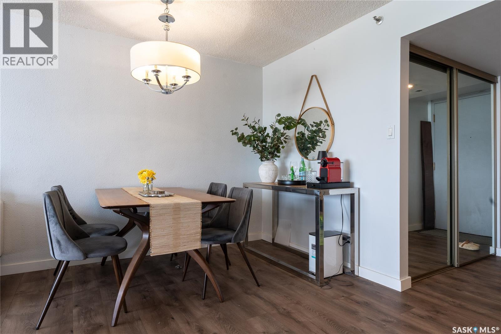 2402 311 6Th Avenue, Saskatoon, SK - Indoor Photo Showing Dining Room