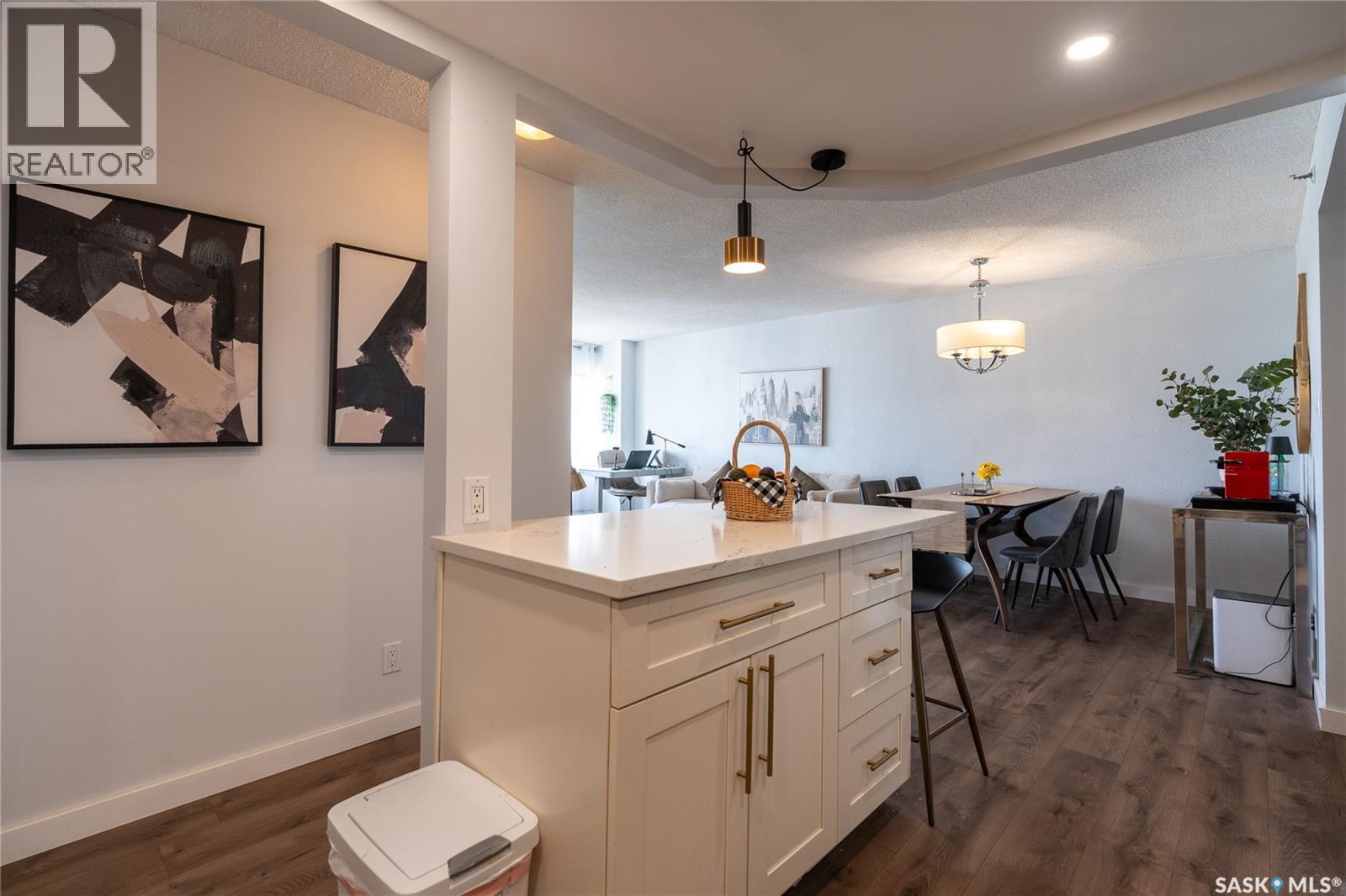 2402 311 6Th Avenue, Saskatoon, SK - Indoor
