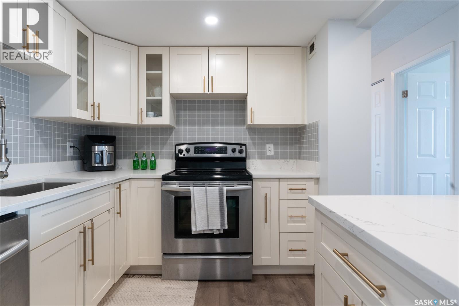 2402 311 6Th Avenue, Saskatoon, SK - Indoor Photo Showing Kitchen With Upgraded Kitchen
