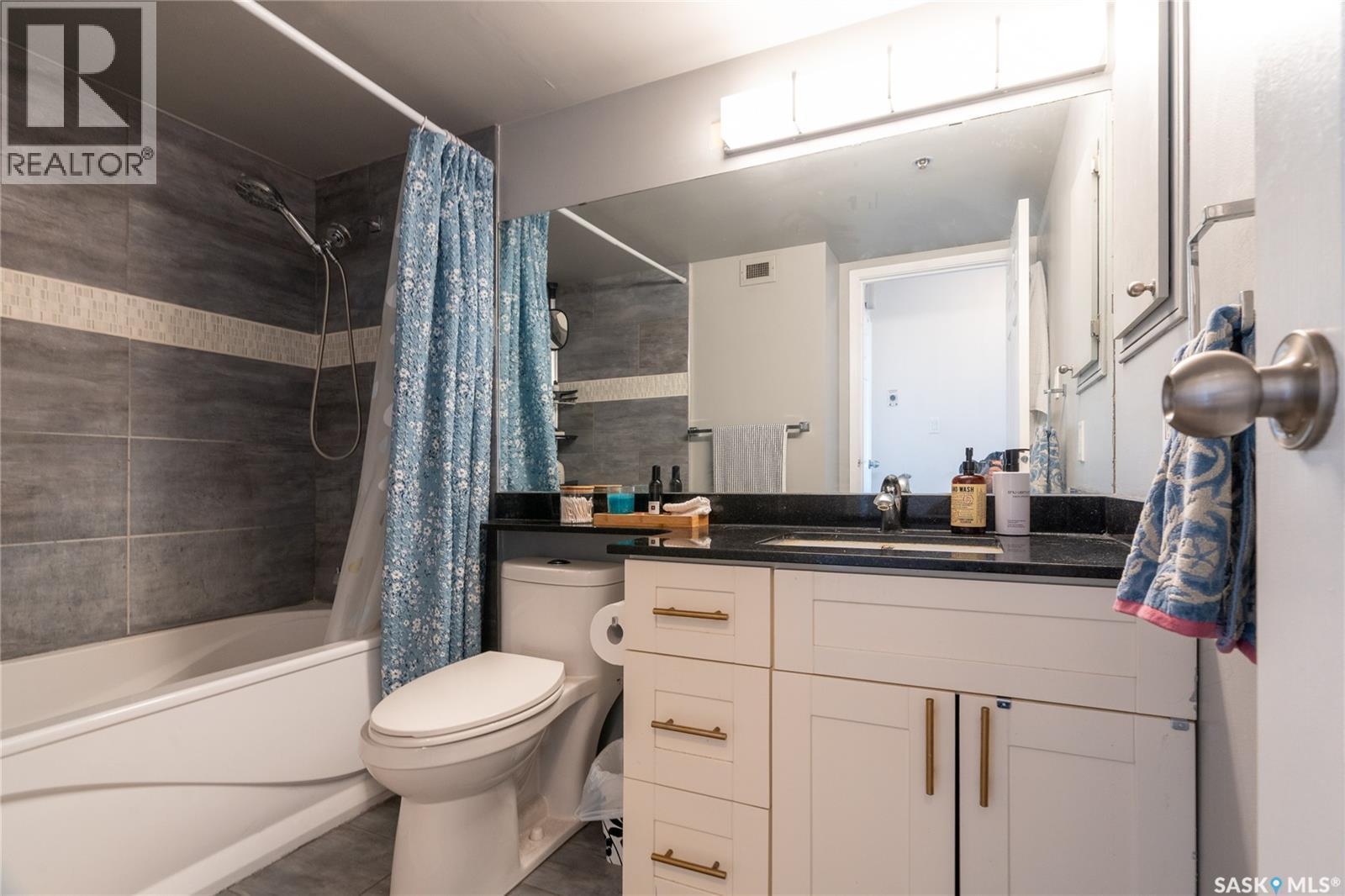 2402 311 6Th Avenue, Saskatoon, SK - Indoor Photo Showing Bathroom