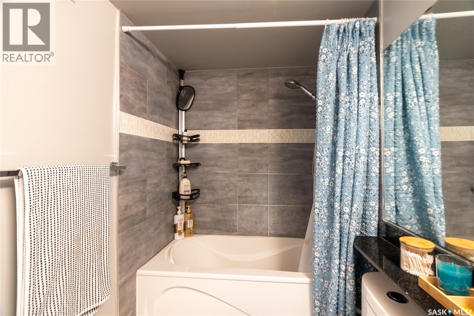 2402 311 6Th Avenue, Saskatoon, SK - Indoor Photo Showing Bathroom