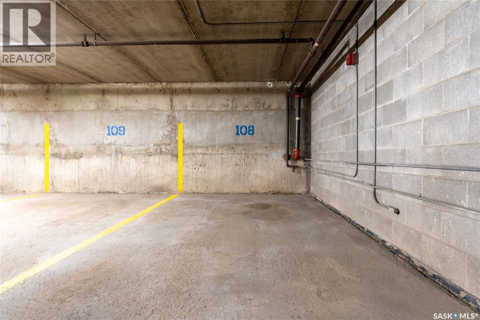 2402 311 6Th Avenue, Saskatoon, SK - Indoor Photo Showing Garage
