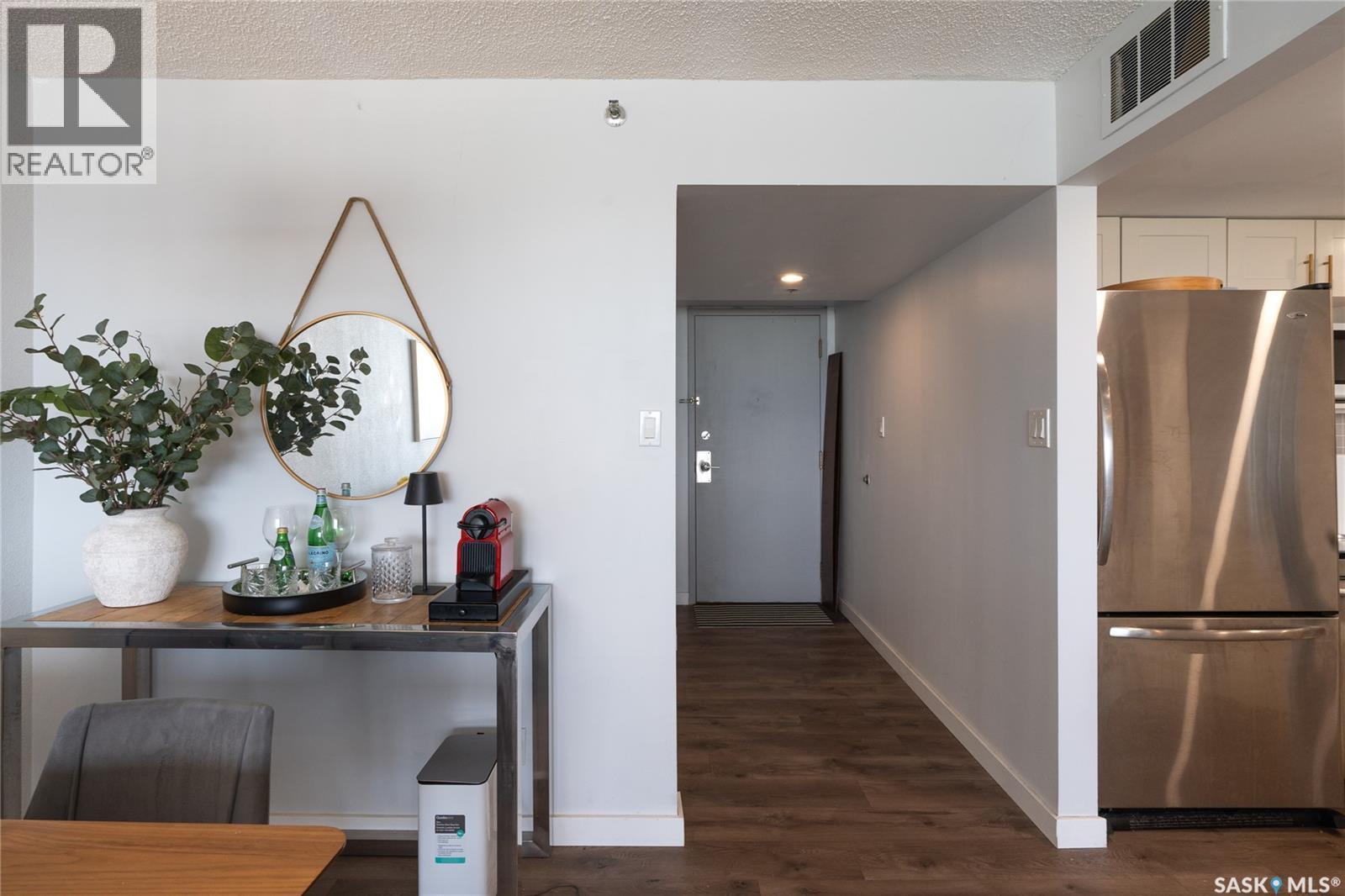 2402 311 6Th Avenue, Saskatoon, SK - Indoor
