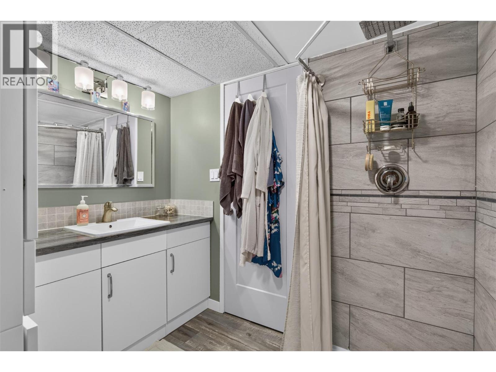 Convenient ensuite featuring a clean, functional layout. - 3703 Commonage Crescent, Vernon, BC - Indoor Photo Showing Bathroom