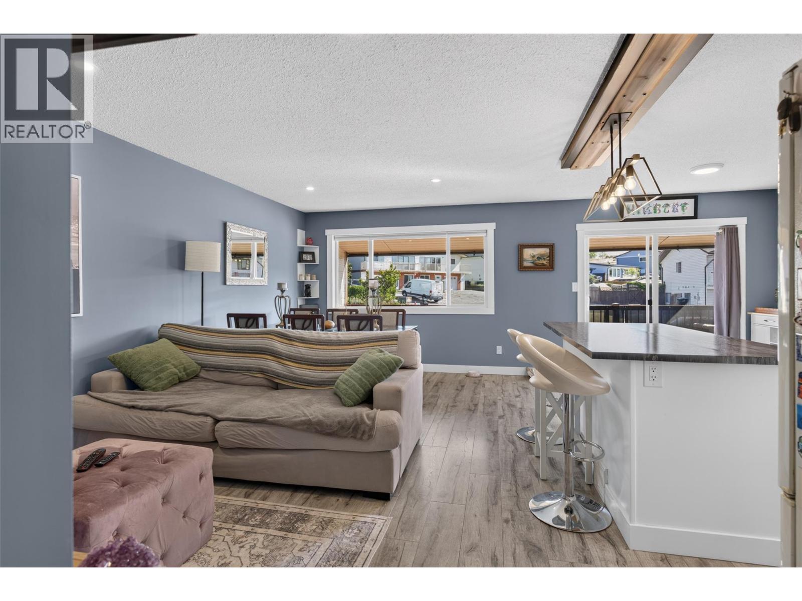 Open concept floorplan with plenty of natural light. - 3703 Commonage Crescent, Vernon, BC - Indoor Photo Showing Living Room