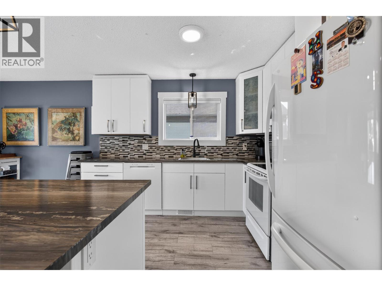 Fresh White kitchen - 3703 Commonage Crescent, Vernon, BC - Indoor Photo Showing Kitchen