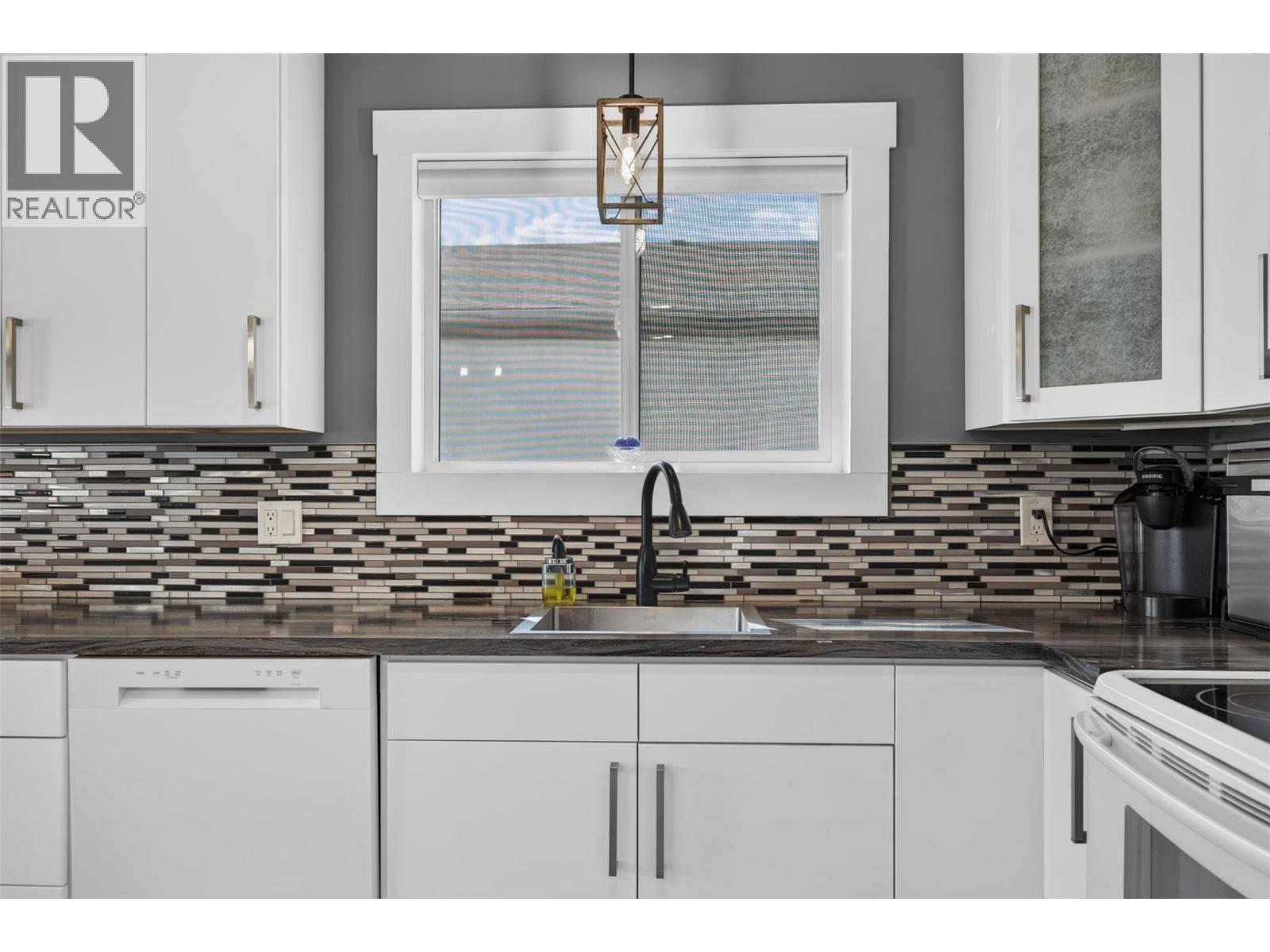 3703 Commonage Crescent, Vernon, BC - Indoor Photo Showing Kitchen