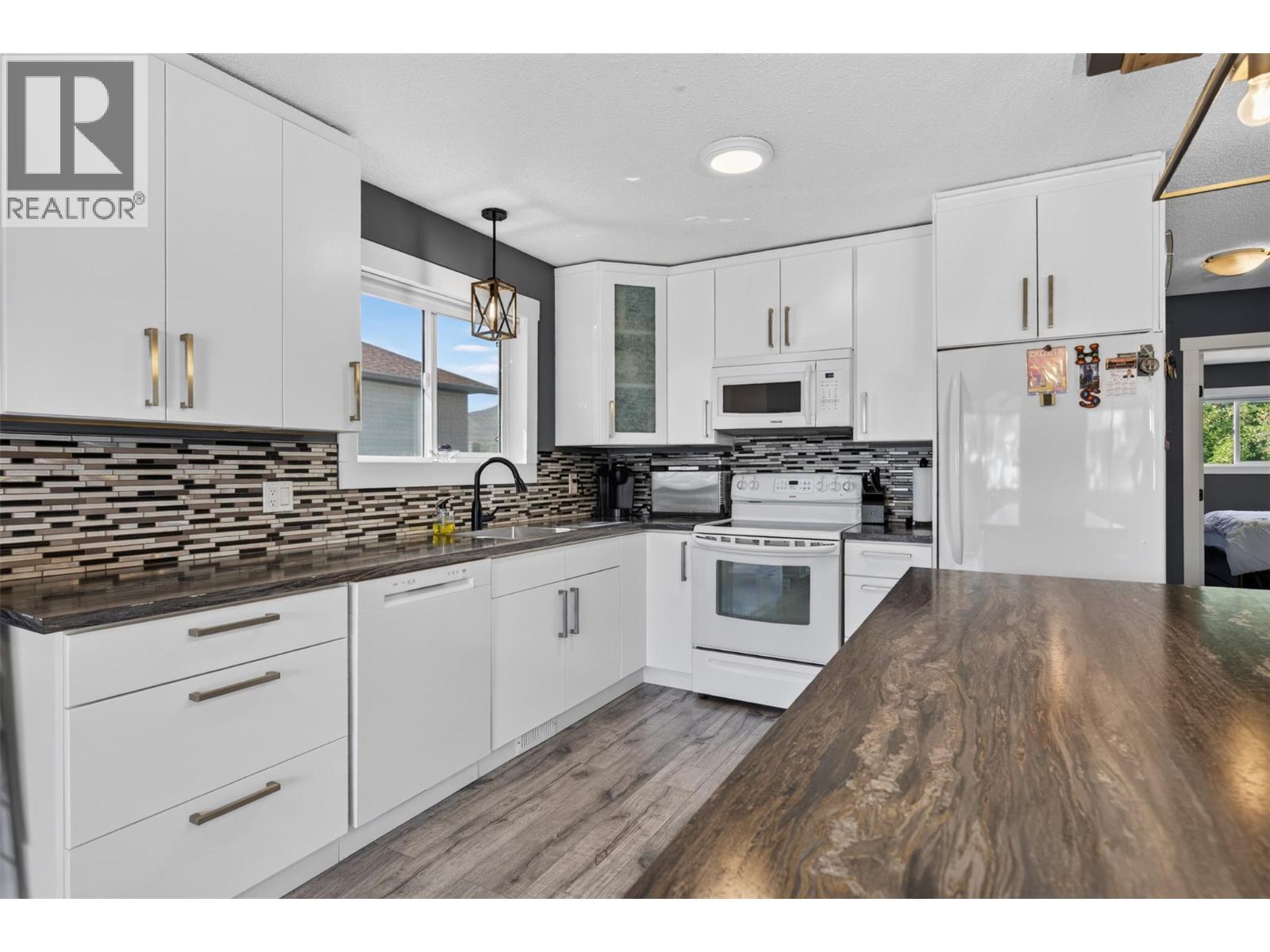 3703 Commonage Crescent, Vernon, BC - Indoor Photo Showing Kitchen