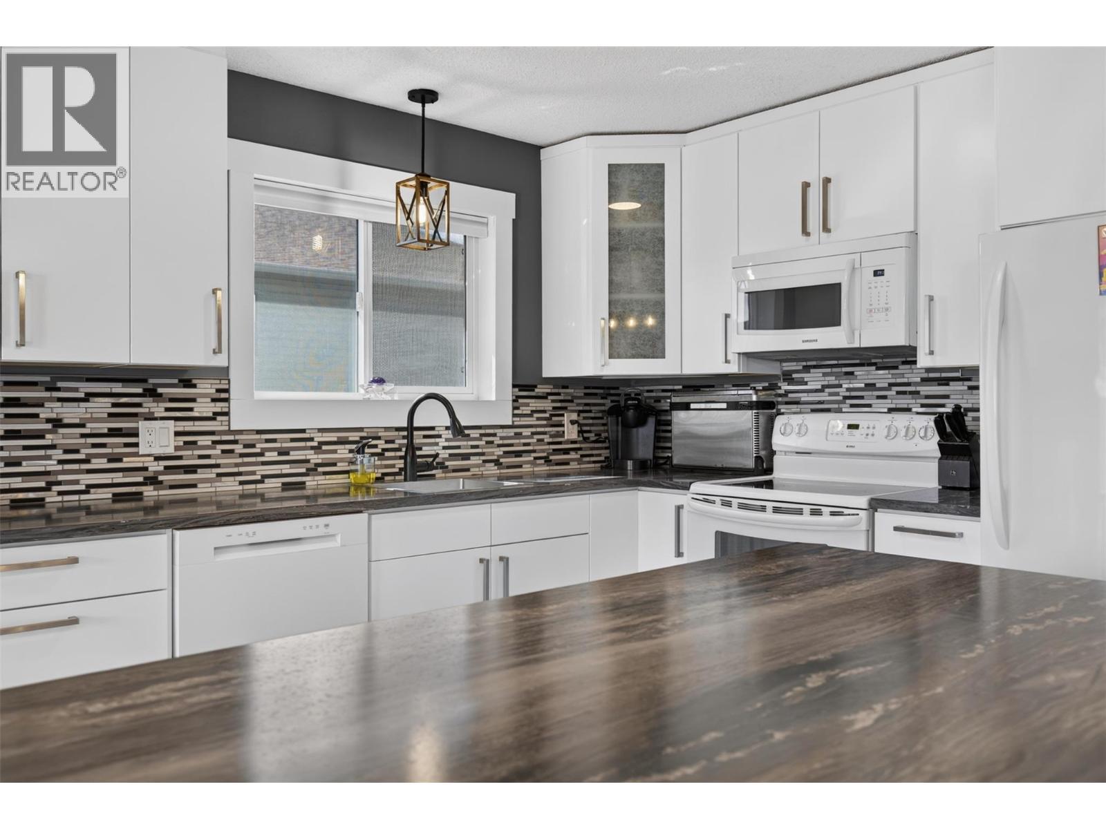 3703 Commonage Crescent, Vernon, BC - Indoor Photo Showing Kitchen With Upgraded Kitchen