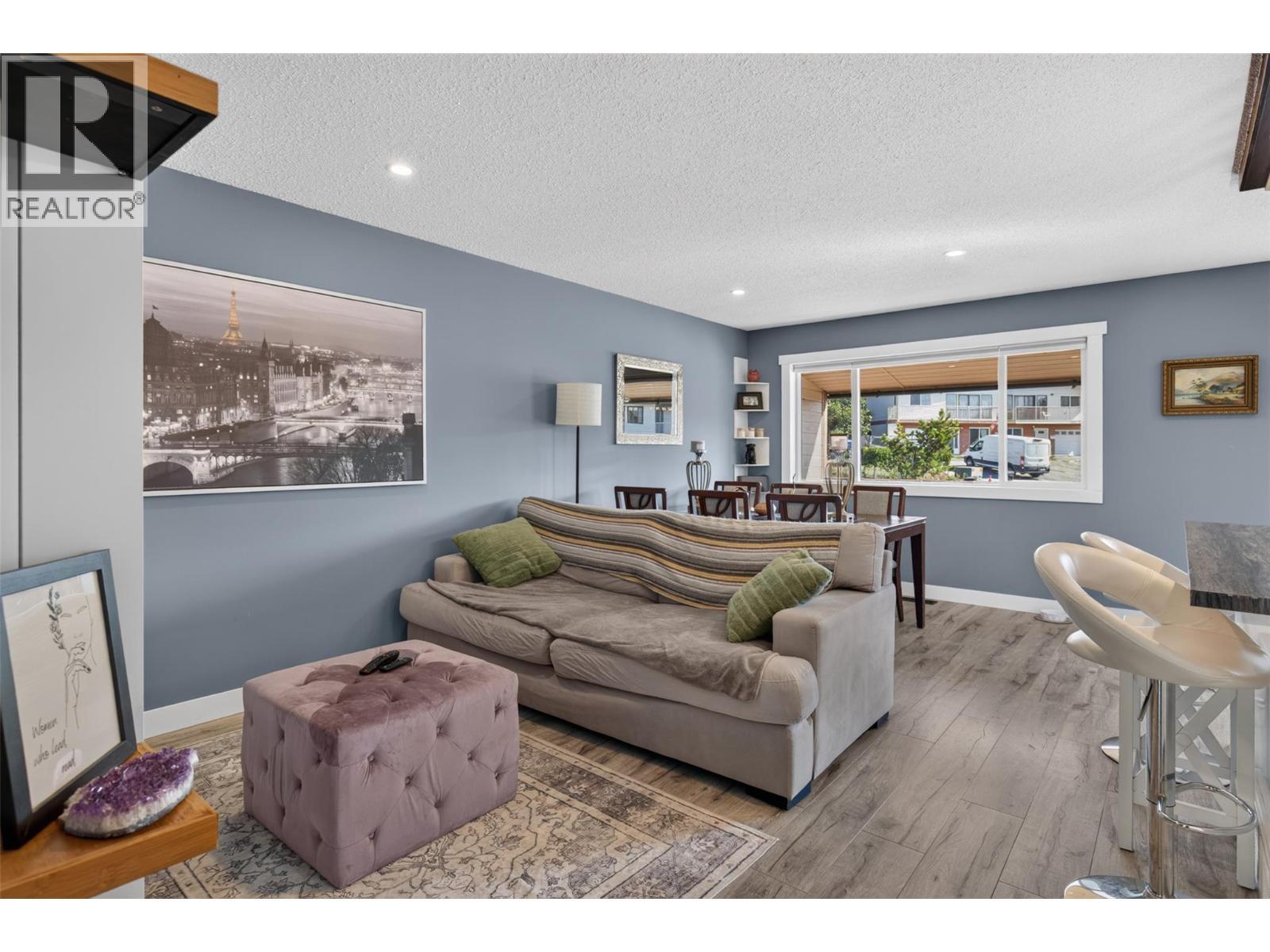3703 Commonage Crescent, Vernon, BC - Indoor Photo Showing Living Room
