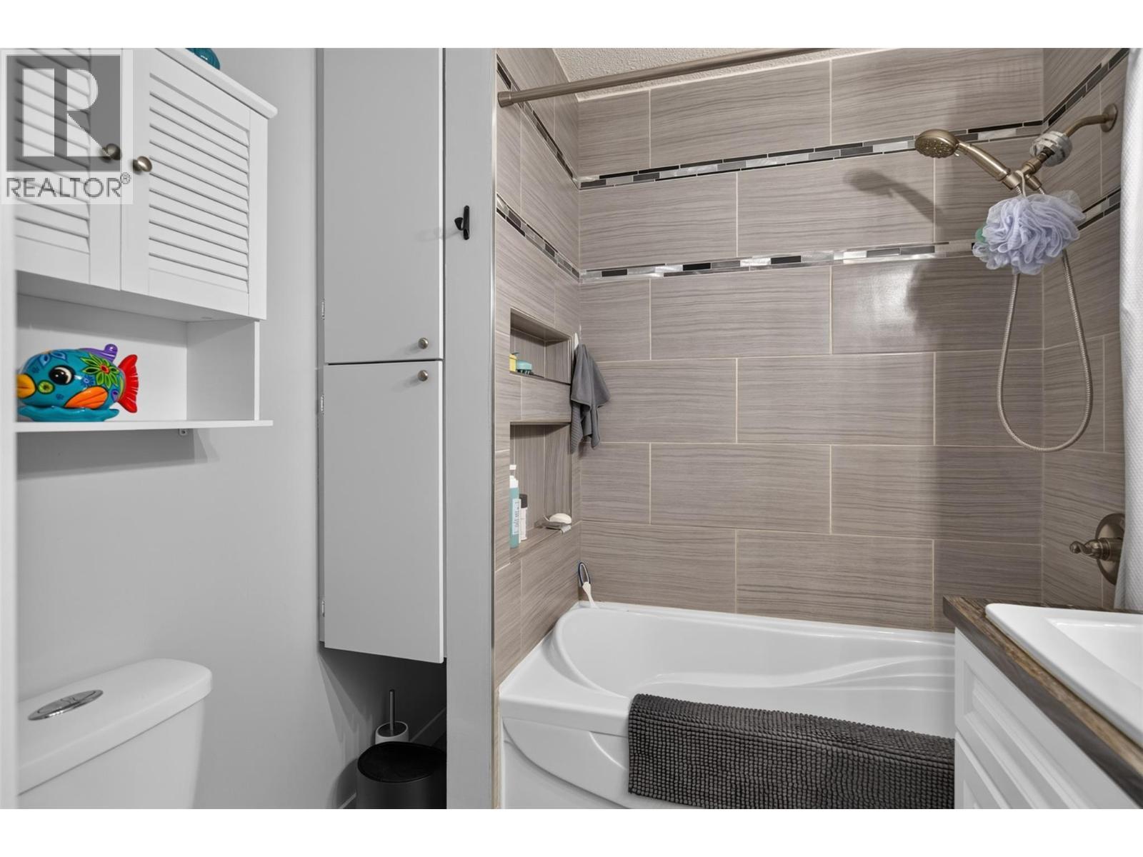 3703 Commonage Crescent, Vernon, BC - Indoor Photo Showing Bathroom