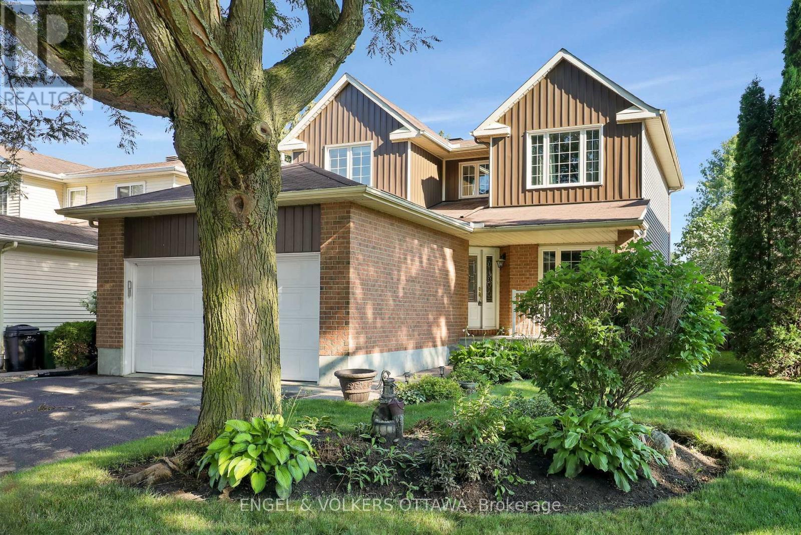 Lovely Front Garden - 28 Weybridge Drive, Ottawa, ON - Outdoor
