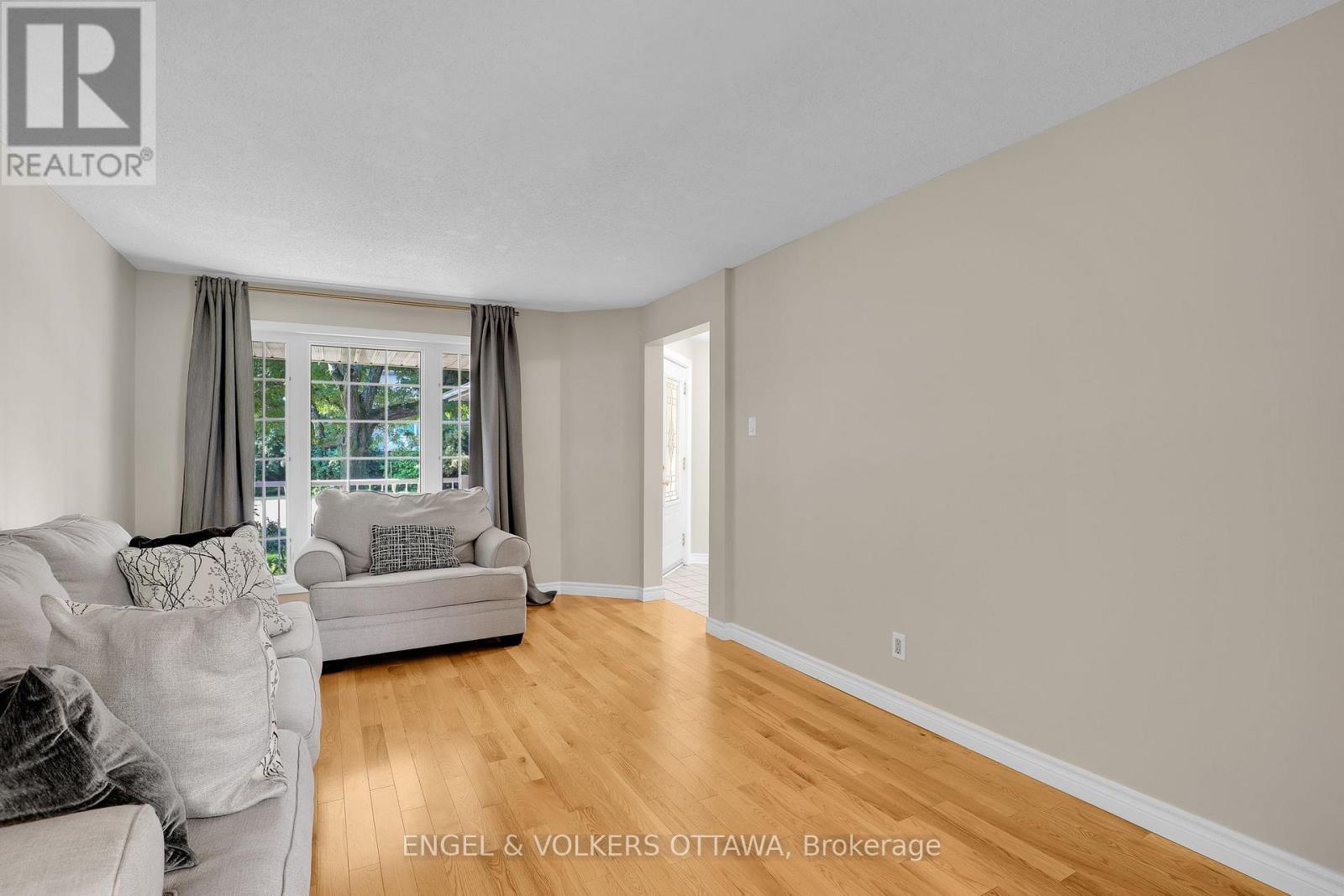 Living Room - 28 Weybridge Drive, Ottawa, ON - Indoor Photo Showing Living Room