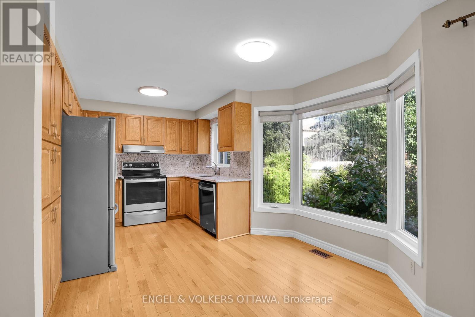 Kitchen and Eating Area - 28 Weybridge Drive, Ottawa, ON - Indoor Photo Showing Kitchen