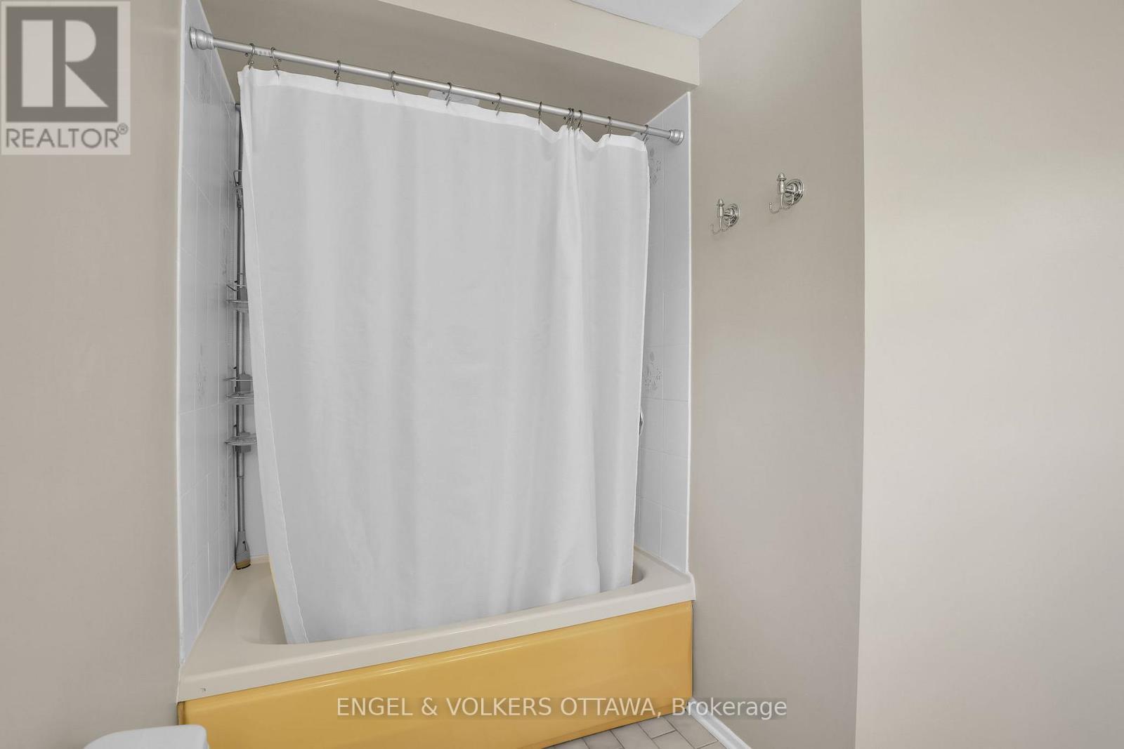 Ensuite Shower/Tub - 28 Weybridge Drive, Ottawa, ON - Indoor Photo Showing Bathroom