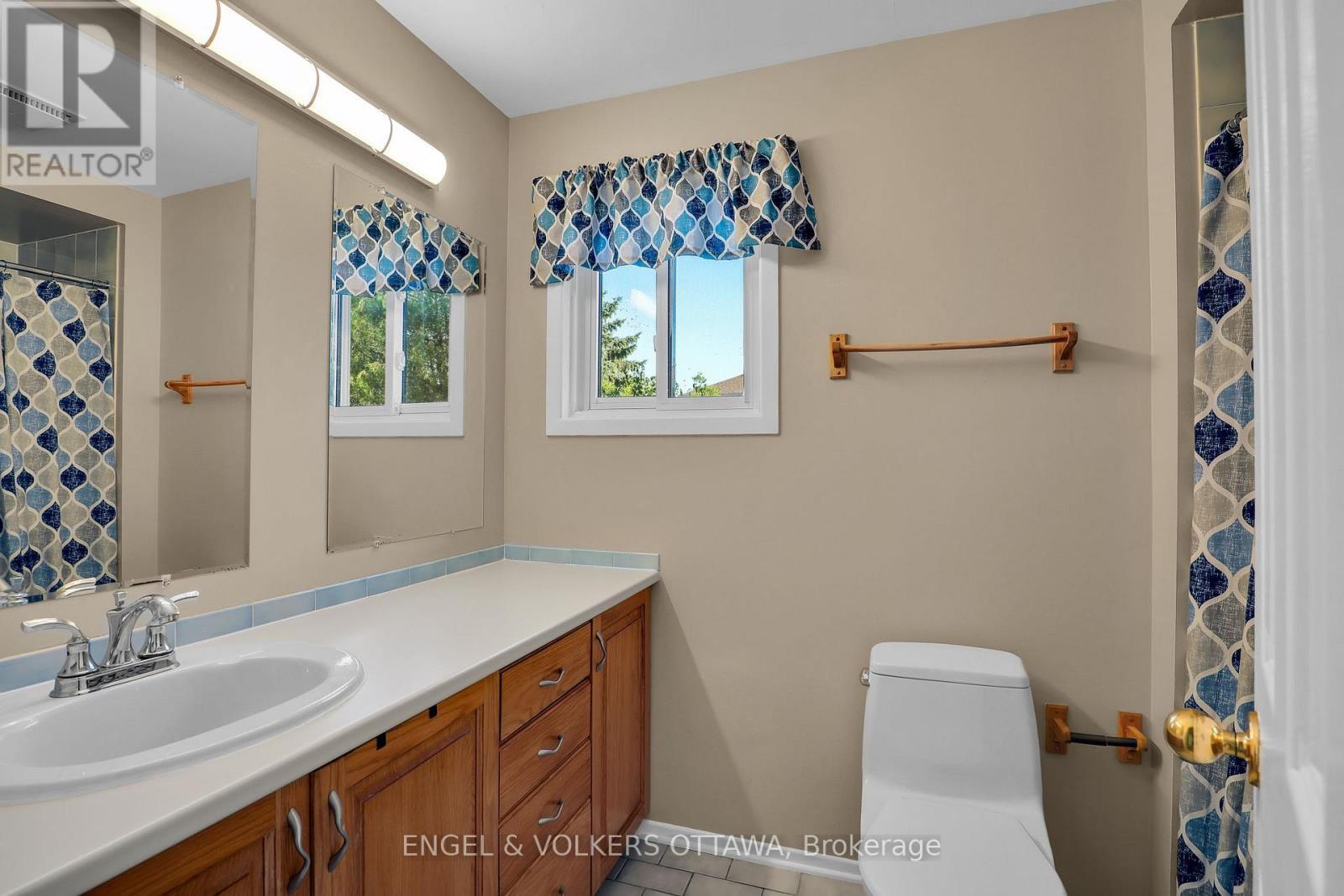 Main Bathroom - 28 Weybridge Drive, Ottawa, ON - Indoor Photo Showing Bathroom