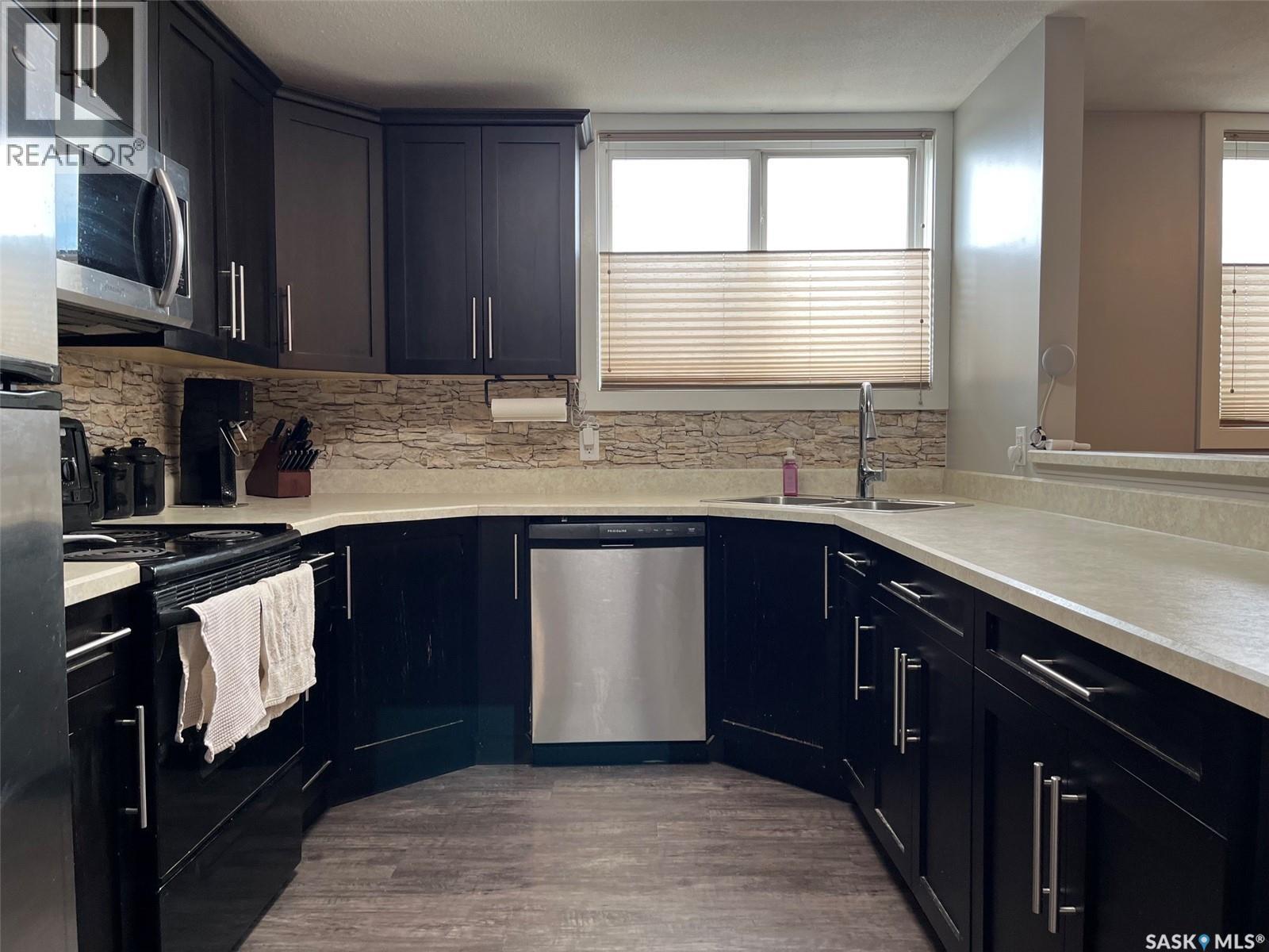 24 125 Froom Crescent, Regina, SK - Indoor Photo Showing Kitchen With Double Sink